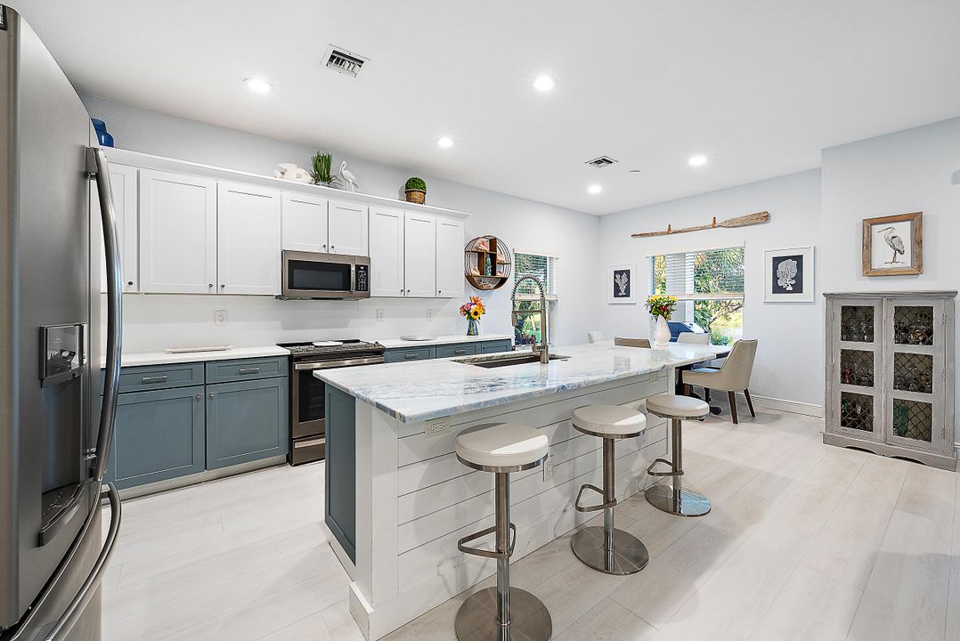 合同活跃: $1,045,000 (4 贝兹, 2 浴室, 2334 平方英尺)