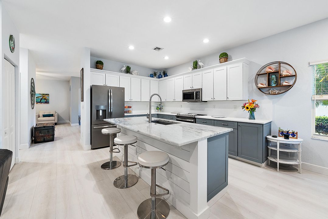 合同活跃: $1,045,000 (4 贝兹, 2 浴室, 2334 平方英尺)