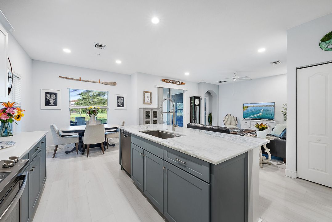 合同活跃: $1,045,000 (4 贝兹, 2 浴室, 2334 平方英尺)