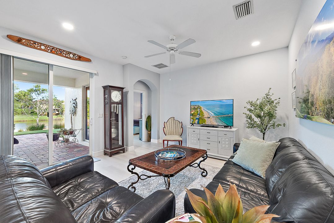 合同活跃: $1,045,000 (4 贝兹, 2 浴室, 2334 平方英尺)