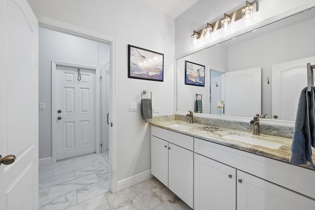 合同活跃: $1,045,000 (4 贝兹, 2 浴室, 2334 平方英尺)