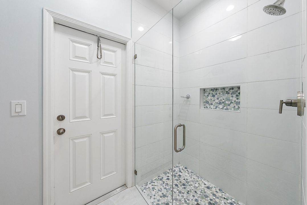 合同活跃: $1,045,000 (4 贝兹, 2 浴室, 2334 平方英尺)