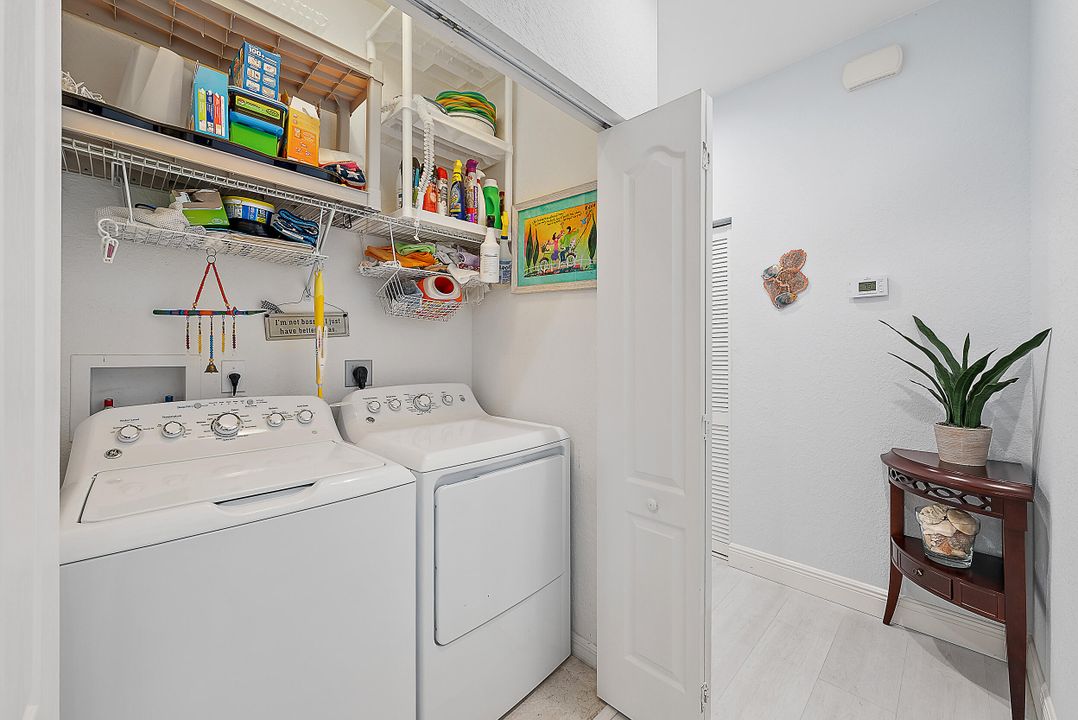 合同活跃: $1,045,000 (4 贝兹, 2 浴室, 2334 平方英尺)