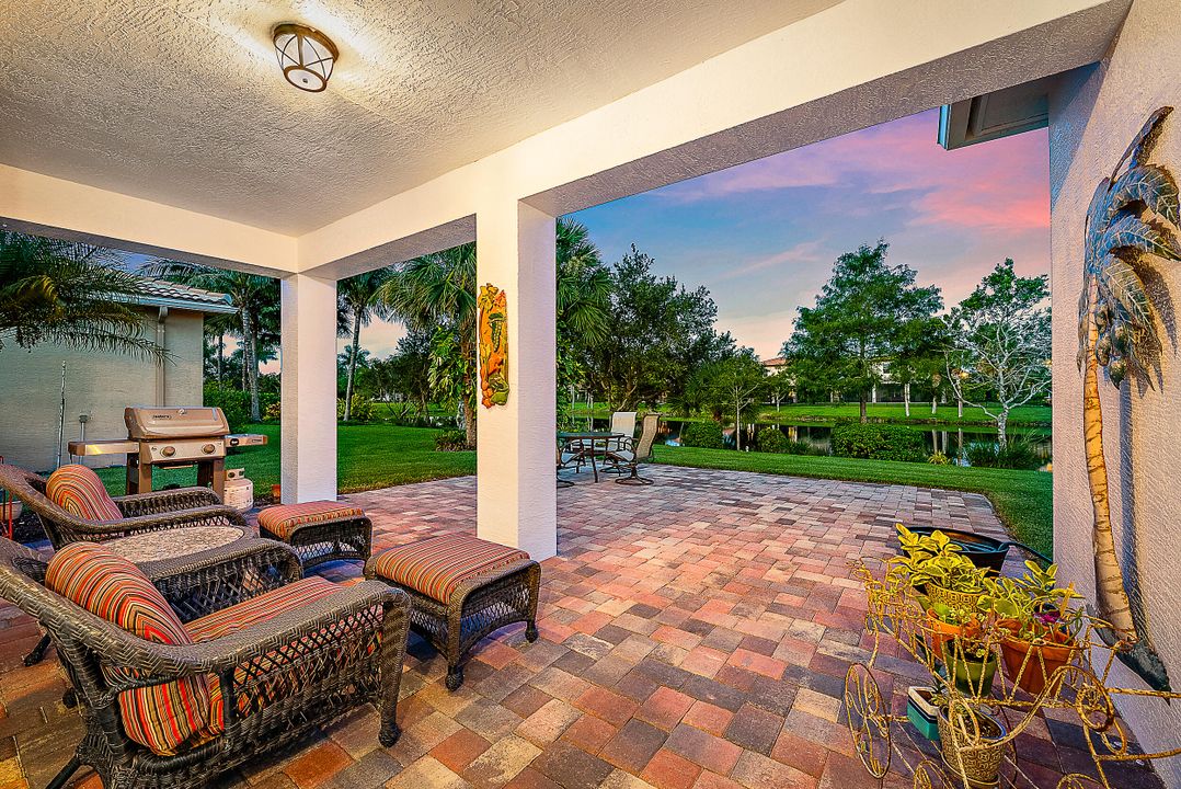 合同活跃: $1,045,000 (4 贝兹, 2 浴室, 2334 平方英尺)