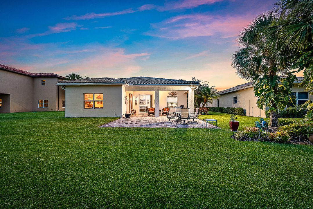 合同活跃: $1,045,000 (4 贝兹, 2 浴室, 2334 平方英尺)