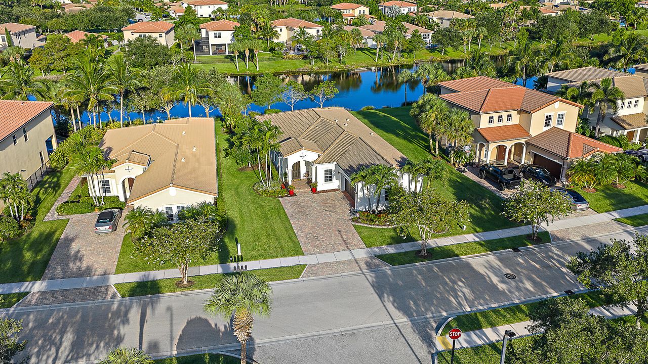 合同活跃: $1,045,000 (4 贝兹, 2 浴室, 2334 平方英尺)