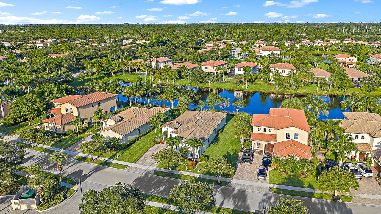 合同活跃: $1,045,000 (4 贝兹, 2 浴室, 2334 平方英尺)