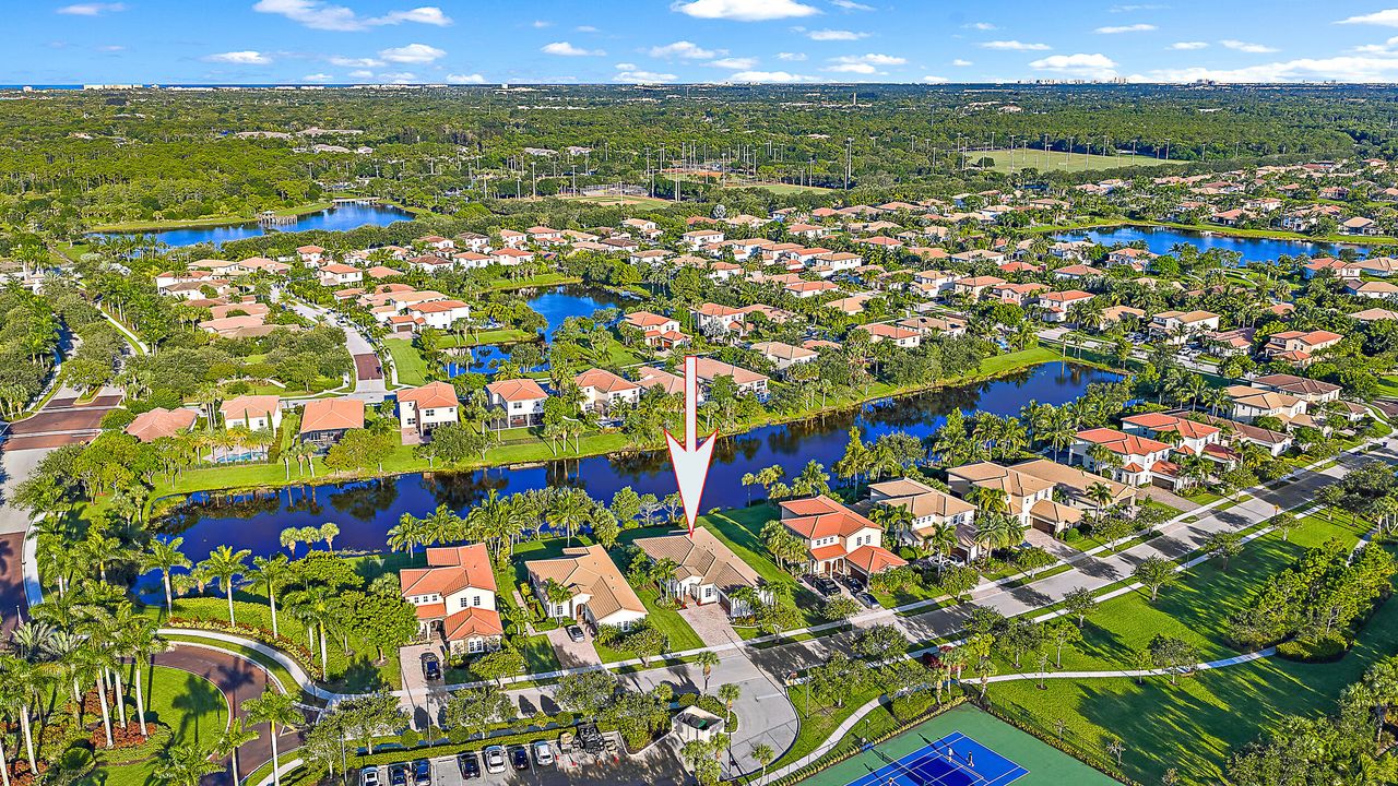 合同活跃: $1,045,000 (4 贝兹, 2 浴室, 2334 平方英尺)