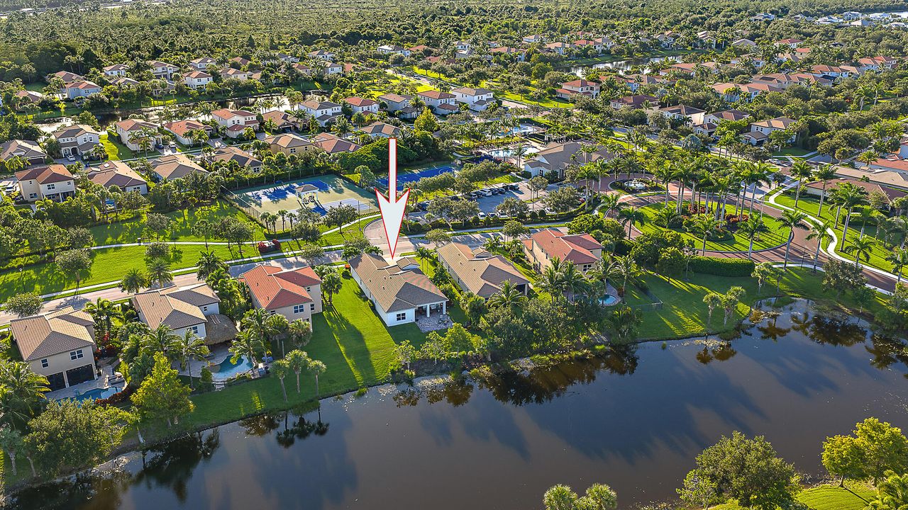 合同活跃: $1,045,000 (4 贝兹, 2 浴室, 2334 平方英尺)