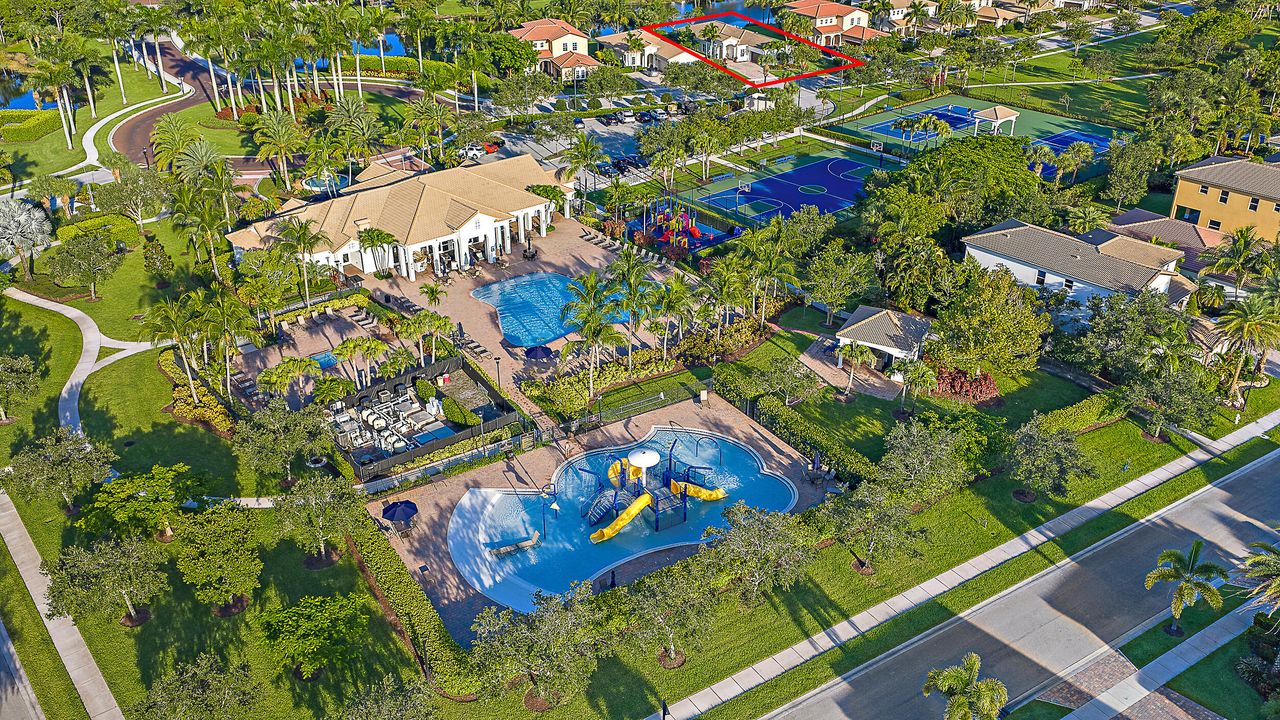 合同活跃: $1,045,000 (4 贝兹, 2 浴室, 2334 平方英尺)