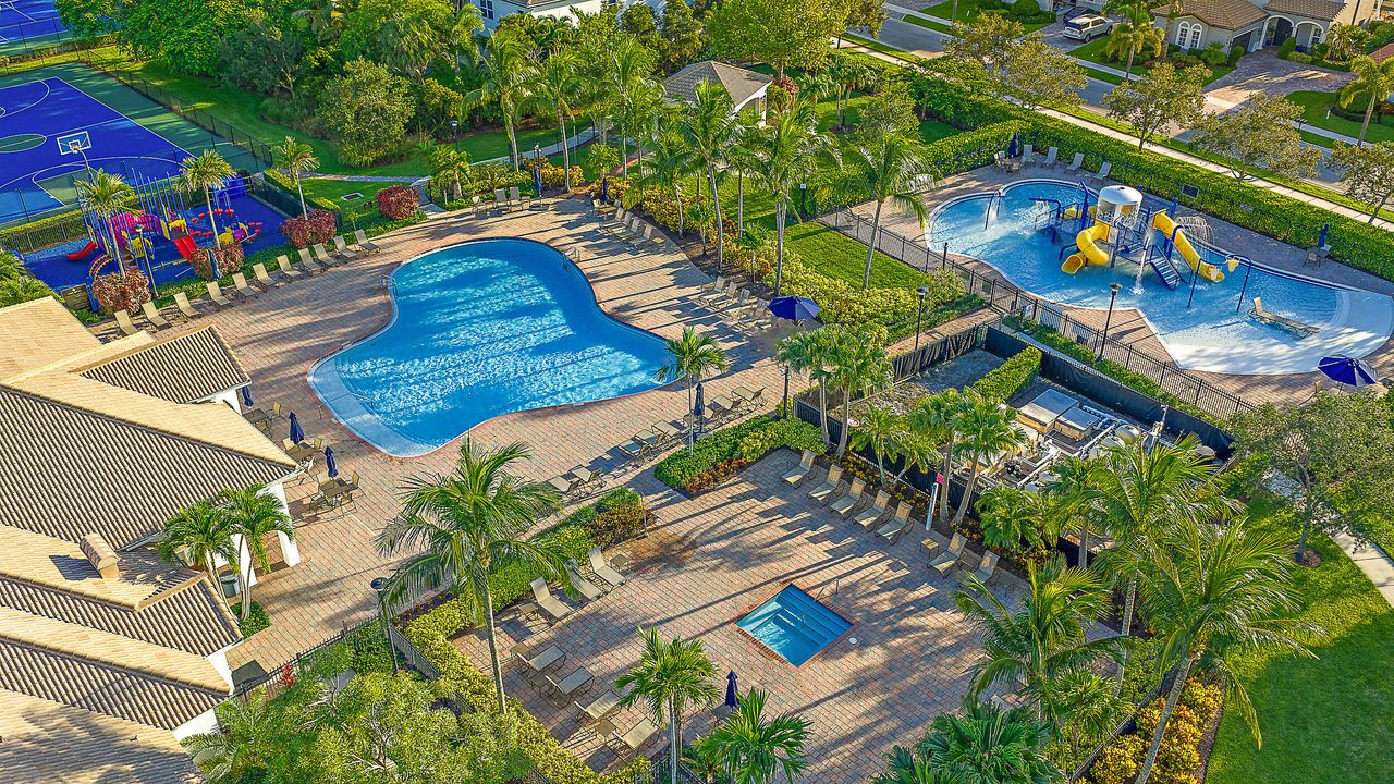 合同活跃: $1,045,000 (4 贝兹, 2 浴室, 2334 平方英尺)