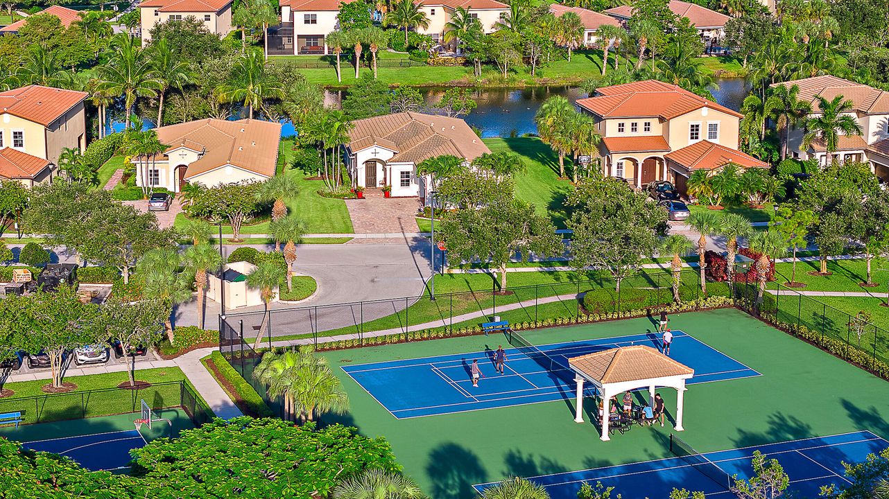 合同活跃: $1,045,000 (4 贝兹, 2 浴室, 2334 平方英尺)