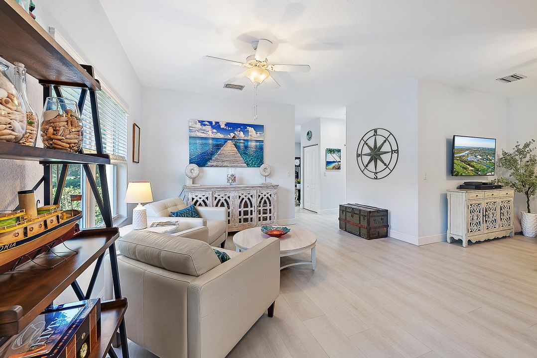 合同活跃: $1,045,000 (4 贝兹, 2 浴室, 2334 平方英尺)