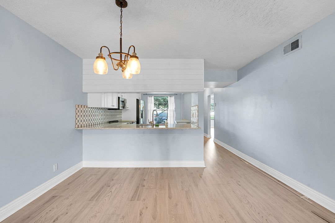 Под контрактом: $300,000 (3 спален, 2 ванн, 1400 Квадратных фут)