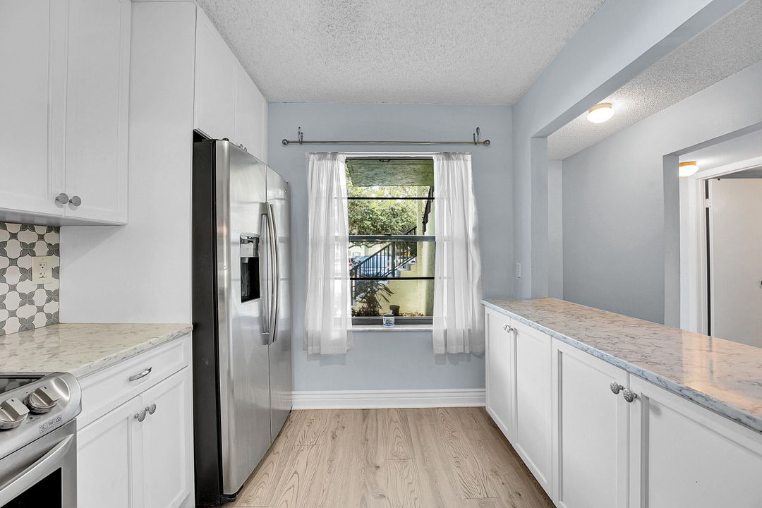 Под контрактом: $300,000 (3 спален, 2 ванн, 1400 Квадратных фут)