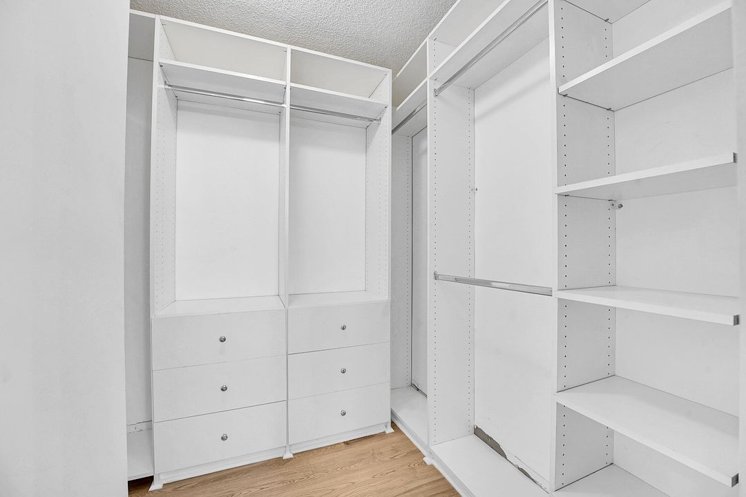 Под контрактом: $300,000 (3 спален, 2 ванн, 1400 Квадратных фут)