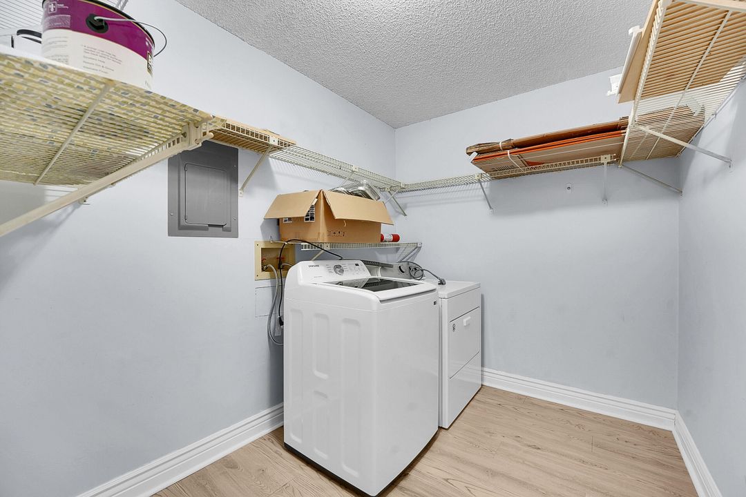 Под контрактом: $300,000 (3 спален, 2 ванн, 1400 Квадратных фут)