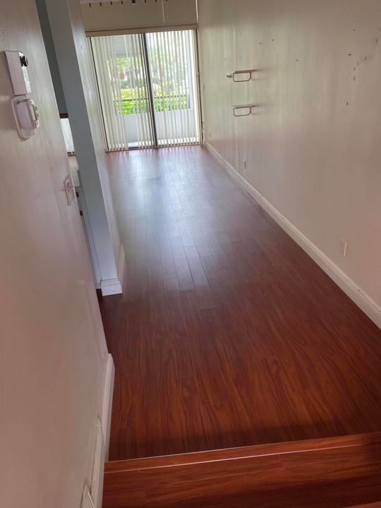 合同活跃: $199,000 (1 贝兹, 2 浴室, 922 平方英尺)