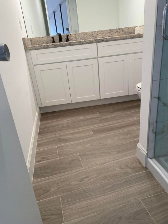 合同活跃: $199,000 (1 贝兹, 2 浴室, 922 平方英尺)