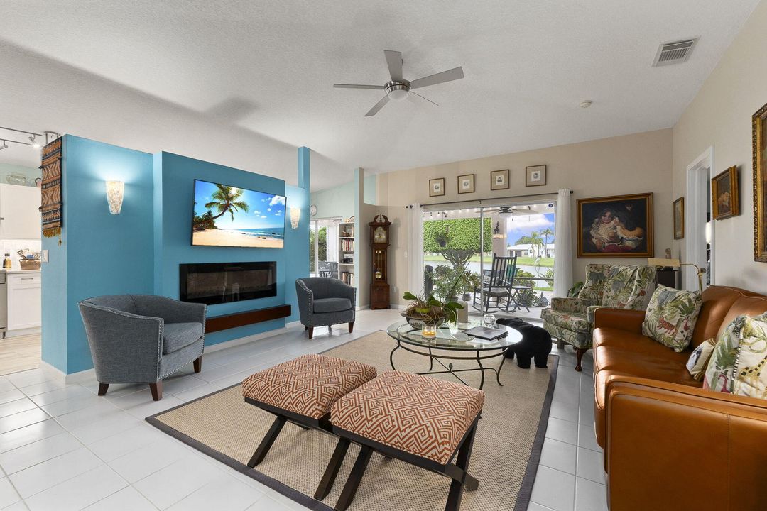 待售: $256,000 (3 贝兹, 2 浴室, 1812 平方英尺)