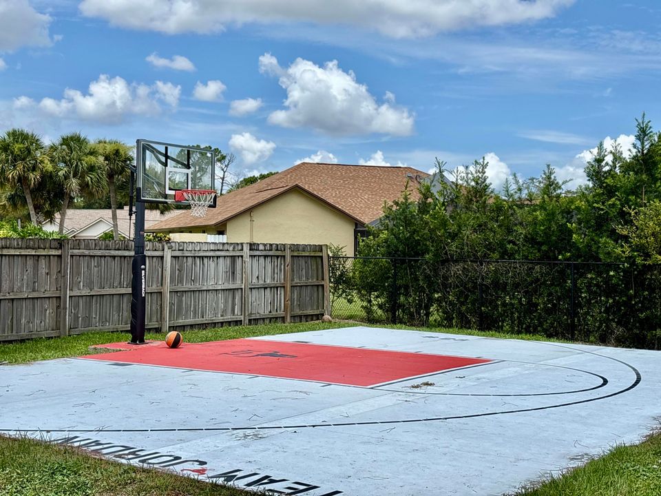 出租: $12,000 (5 贝兹, 2 浴室, 2630 平方英尺)