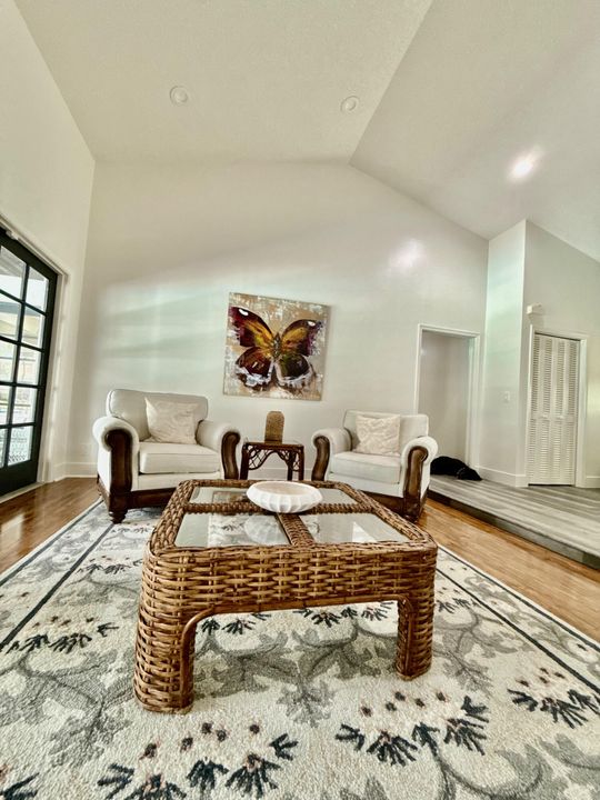 出租: $12,000 (5 贝兹, 2 浴室, 2630 平方英尺)