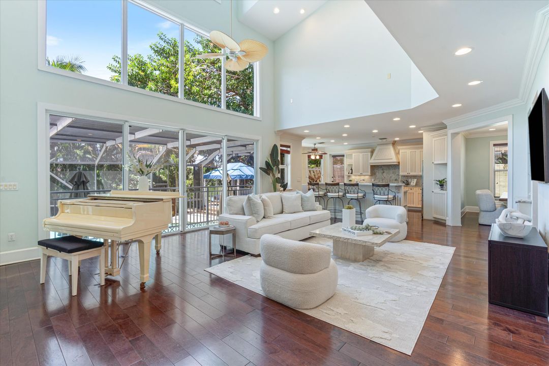 Vendido Recientemente: $1,800,000 (4 camas, 3 baños, 3490 Pies cuadrados)