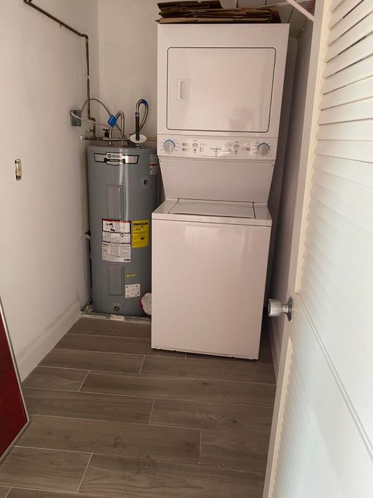 合同活跃: $199,000 (1 贝兹, 2 浴室, 922 平方英尺)