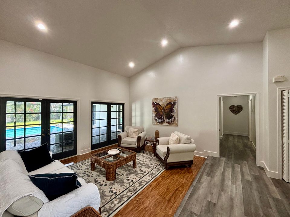 出租: $12,000 (5 贝兹, 2 浴室, 2630 平方英尺)