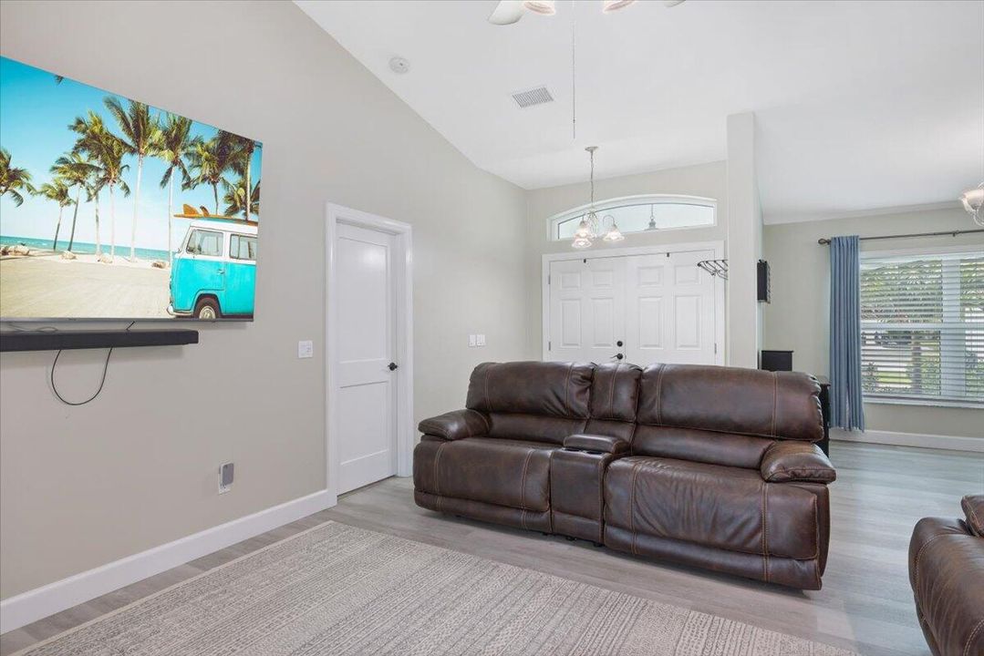 For Sale: $569,000 (3 beds, 2 baths, 2014 Square Feet)