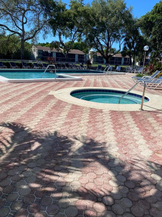 Active With Contract: $249,900 (2 beds, 2 baths, 1150 Square Feet)