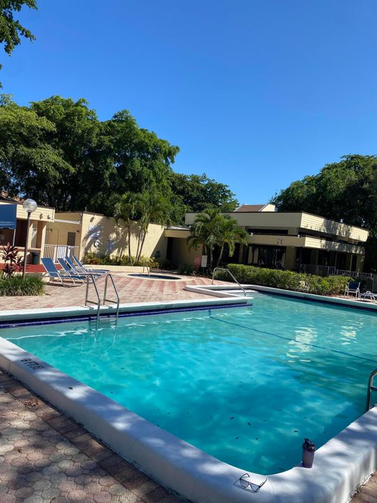 Active With Contract: $249,900 (2 beds, 2 baths, 1150 Square Feet)