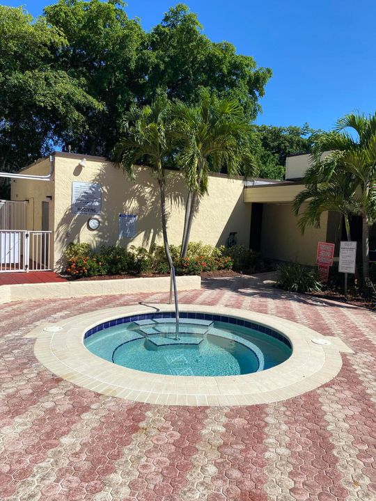 Active With Contract: $249,900 (2 beds, 2 baths, 1150 Square Feet)