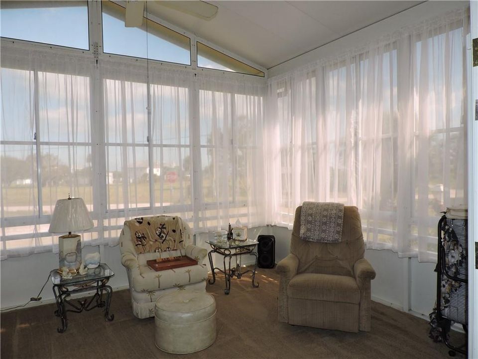 For Sale: $315,000 (2 beds, 3 baths, 839 Square Feet)