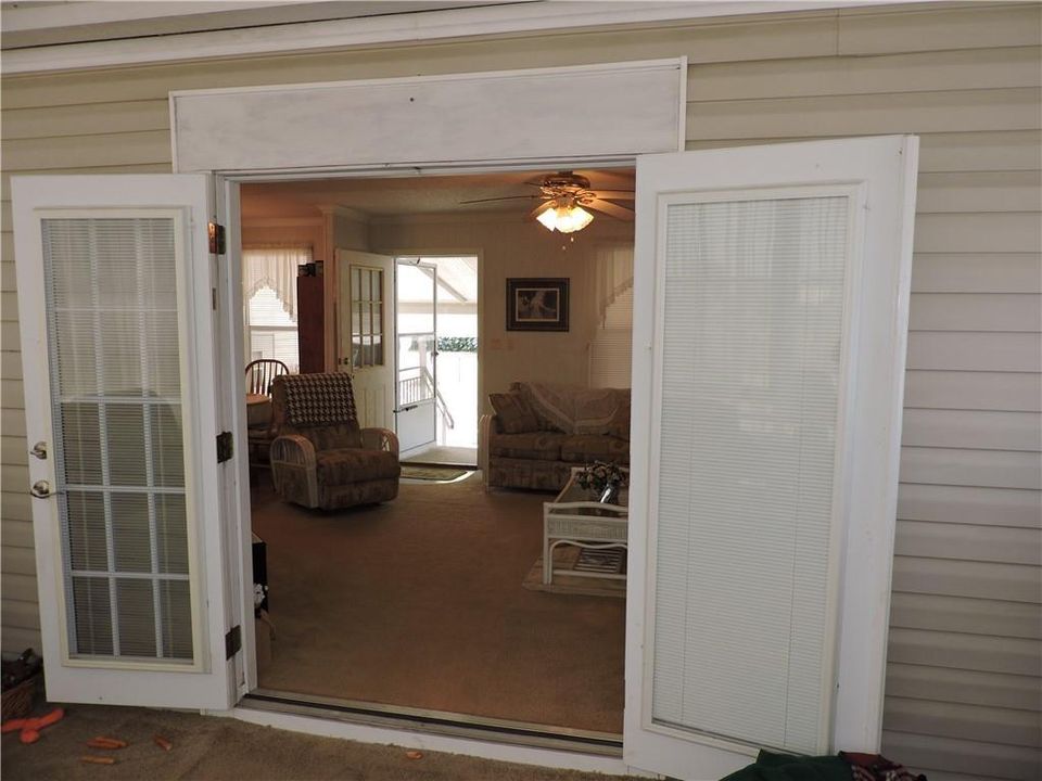 For Sale: $315,000 (2 beds, 3 baths, 839 Square Feet)