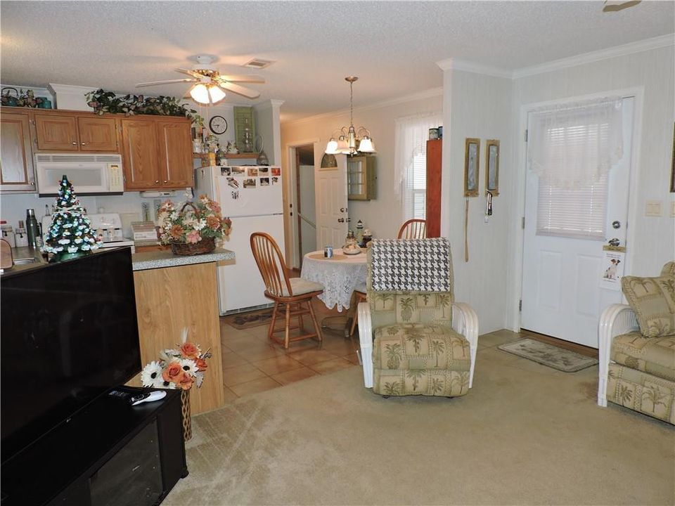 For Sale: $315,000 (2 beds, 3 baths, 839 Square Feet)