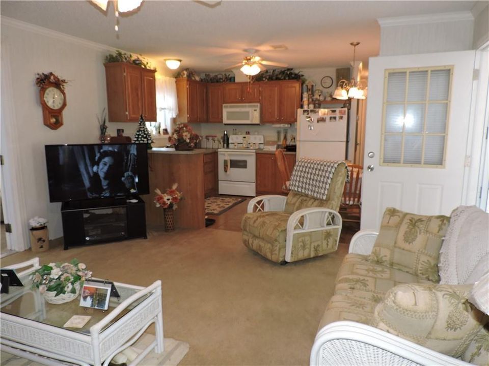 For Sale: $315,000 (2 beds, 3 baths, 839 Square Feet)