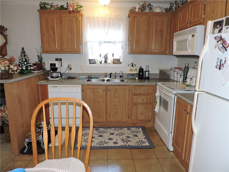 For Sale: $315,000 (2 beds, 3 baths, 839 Square Feet)