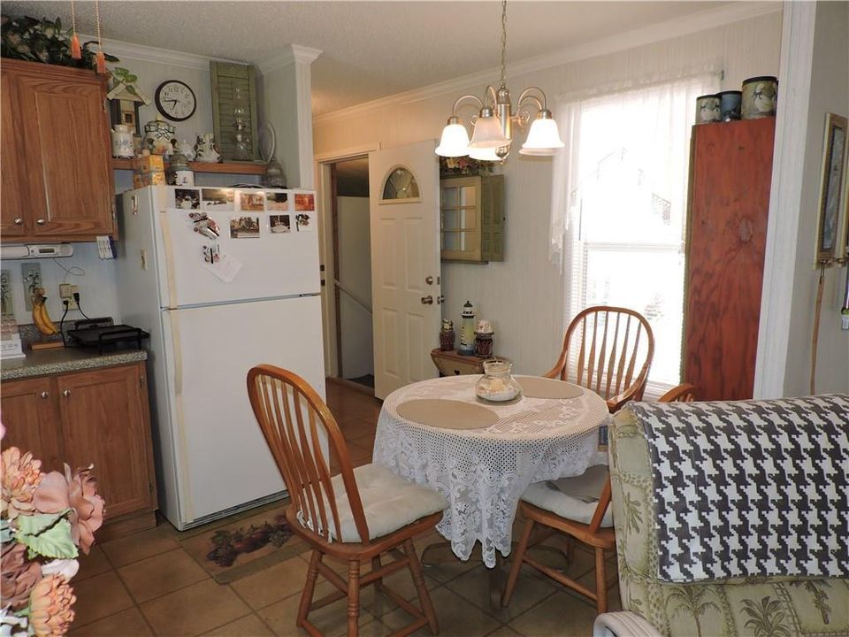 For Sale: $315,000 (2 beds, 3 baths, 839 Square Feet)