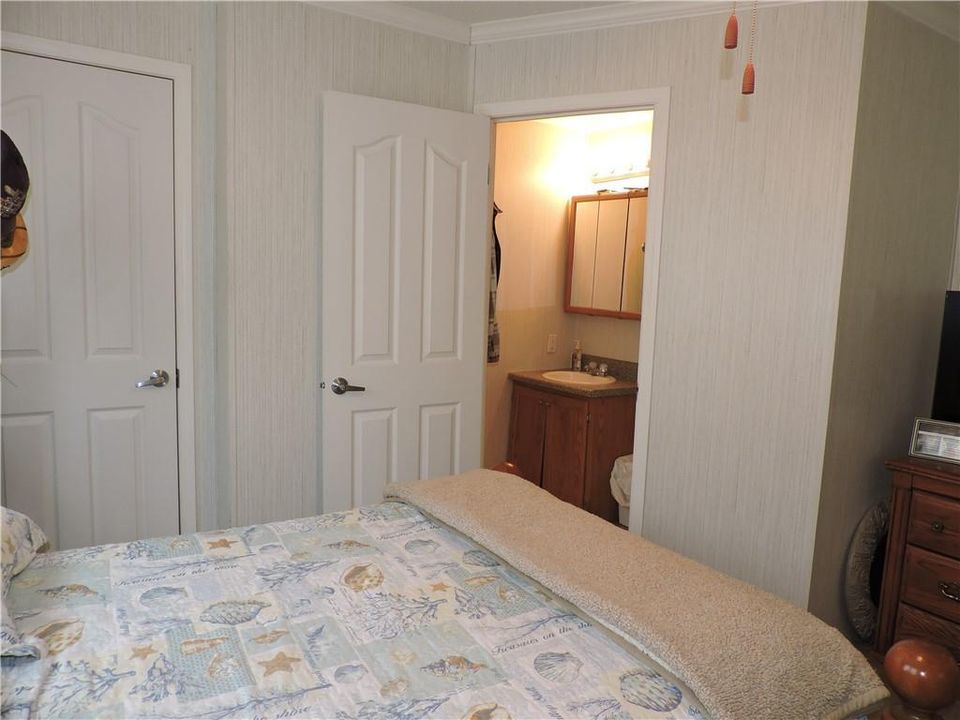 For Sale: $315,000 (2 beds, 3 baths, 839 Square Feet)