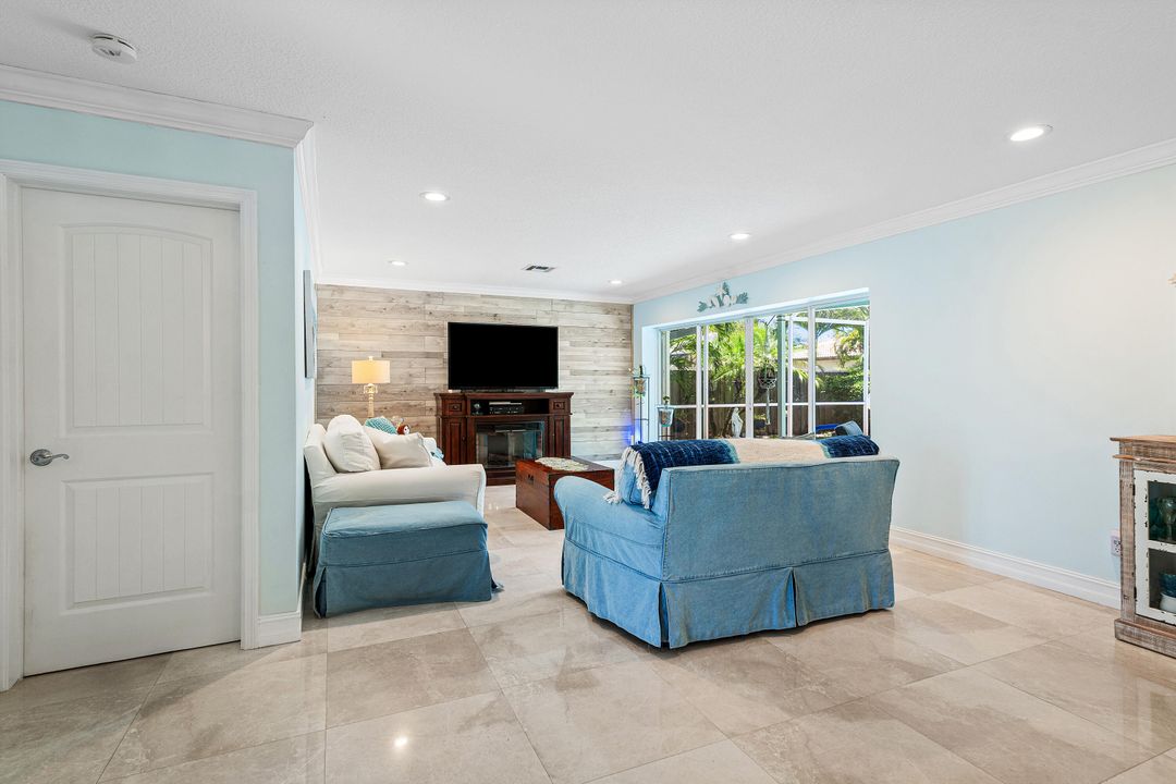 Под контрактом: $1,099,000 (2 спален, 2 ванн, 1466 Квадратных фут)