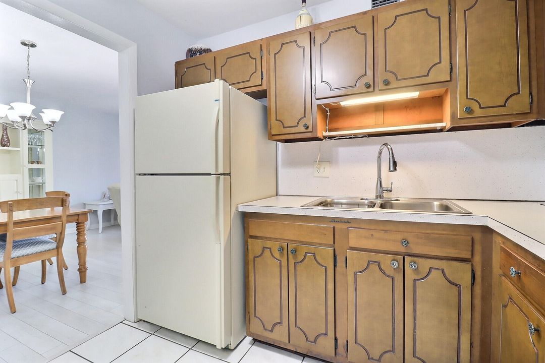 For Sale: $119,000 (2 beds, 1 baths, 860 Square Feet)