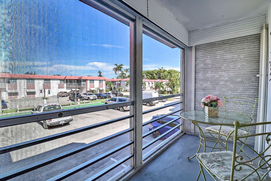 For Sale: $119,000 (2 beds, 1 baths, 860 Square Feet)