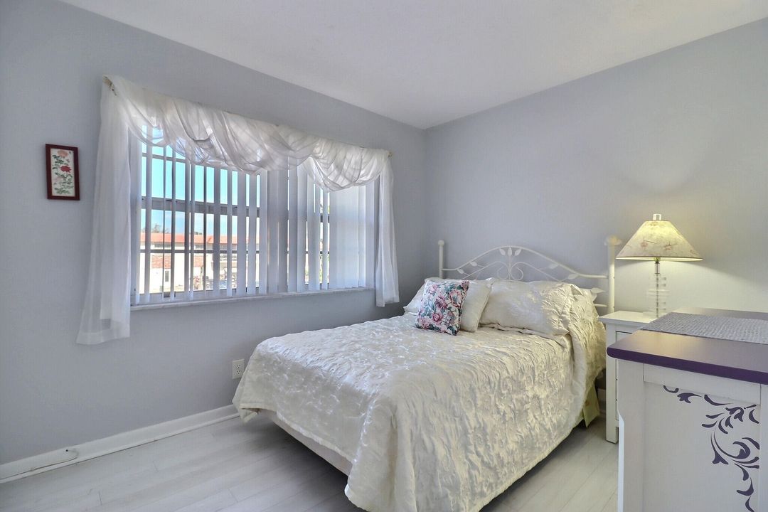 For Sale: $119,000 (2 beds, 1 baths, 860 Square Feet)