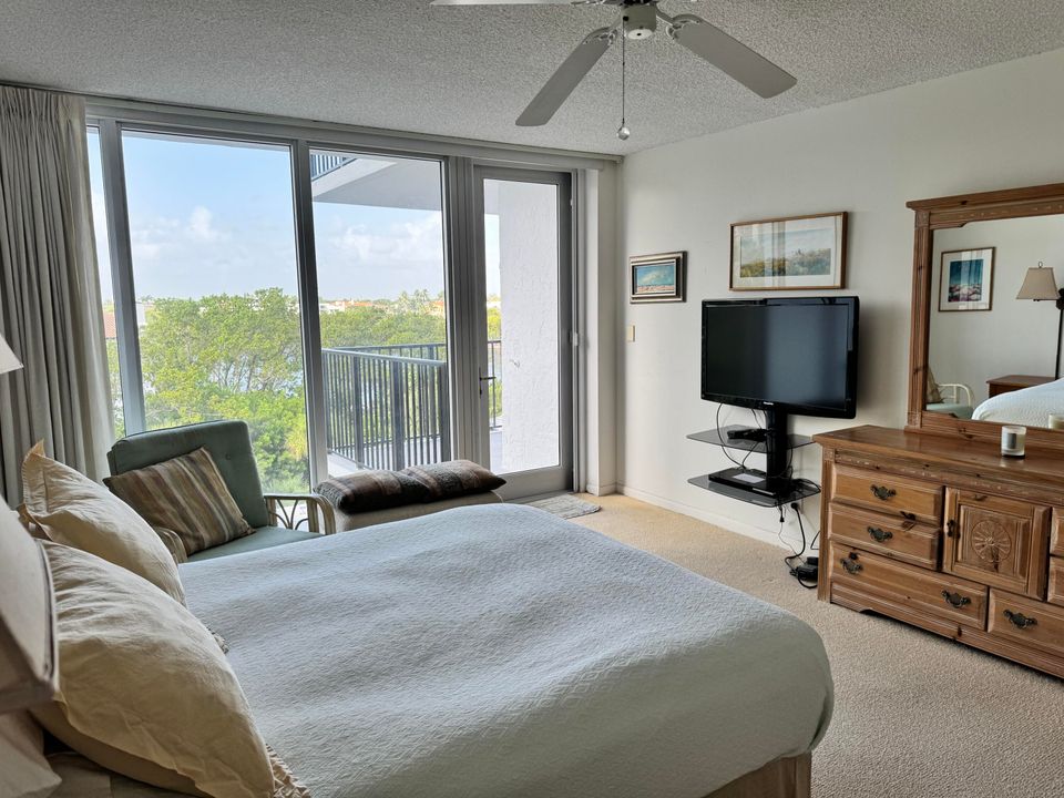 Active With Contract: $4,800 (2 beds, 2 baths, 1372 Square Feet)