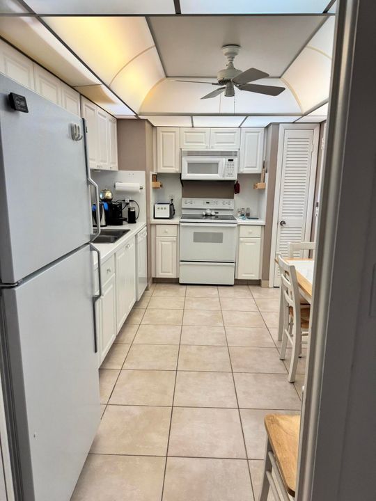 Active With Contract: $4,800 (2 beds, 2 baths, 1372 Square Feet)