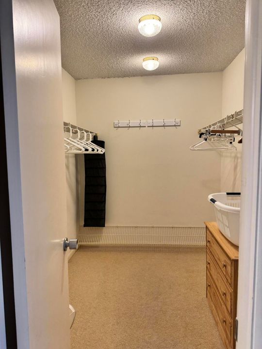 Active With Contract: $4,800 (2 beds, 2 baths, 1372 Square Feet)