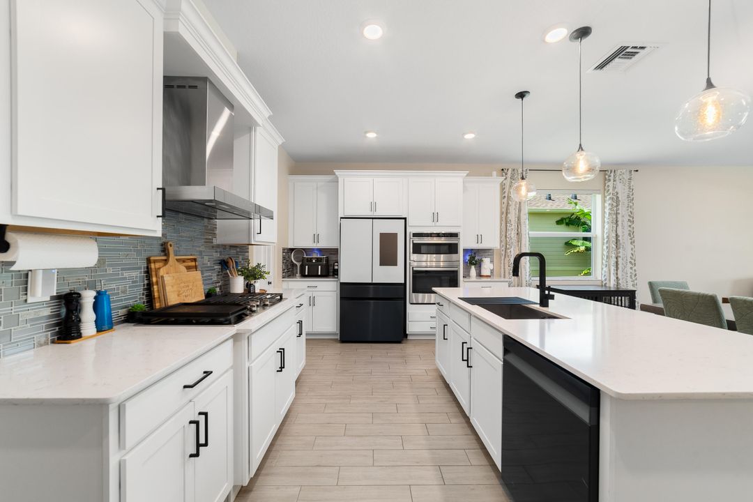 合同活跃: $875,000 (5 贝兹, 3 浴室, 3332 平方英尺)