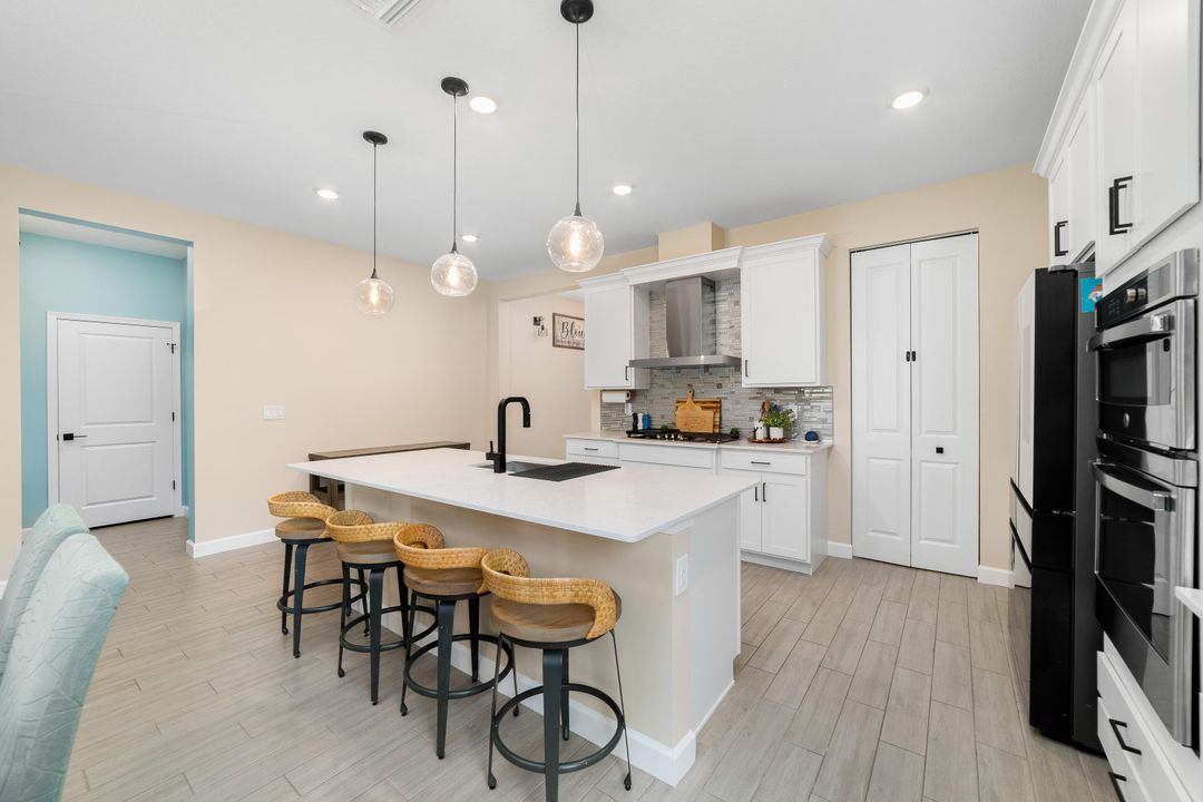 合同活跃: $875,000 (5 贝兹, 3 浴室, 3332 平方英尺)