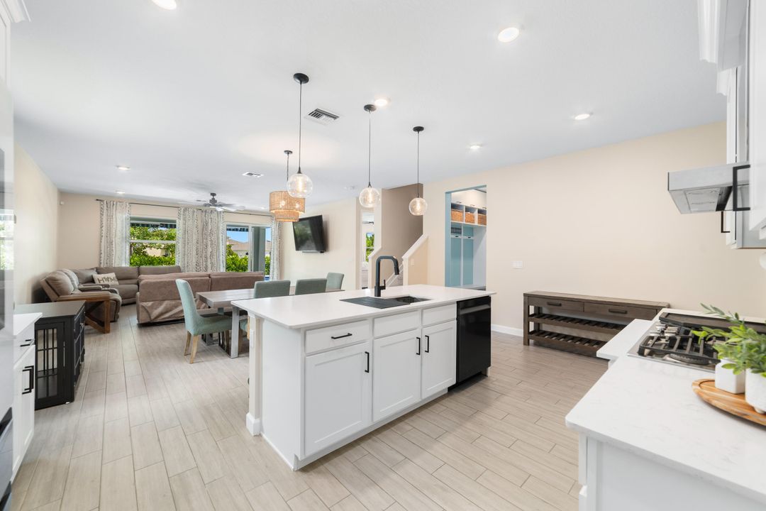 合同活跃: $875,000 (5 贝兹, 3 浴室, 3332 平方英尺)